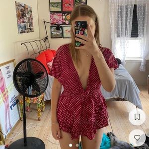 ADORABLE Maroon + white polka dot romper❤️